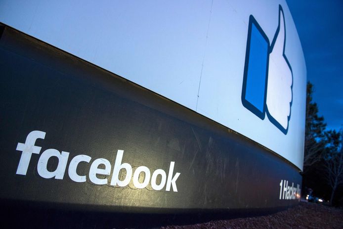 De Britse privacywaakhond ICO heeft aangekondigd dat hij Facebook de maximumboete van 500.000 pond (565.000 euro) gaat opleggen wegens het schandaal rond het Britse databedrijf Cambridge Analytica.