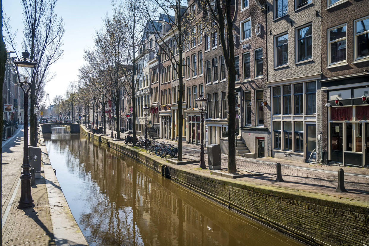 Lege straten in Amsterdam, tijdens de eerste lockdown in maart.   Beeld ANP