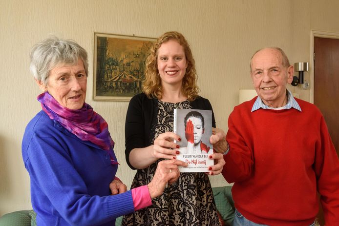 Jan en Harriet Schuver (l) met schrijfster Fleur van der Bij.