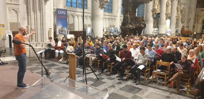 Een imposant koor heeft woensdagavond ‘Heal the World’ van Michael Jackson gezongen in de Sint-Romboutskathedraal in Mechelen.