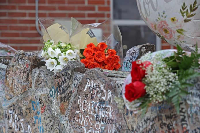 Fans flock to pay their respects to Lisa Marie Presley at Graceland.