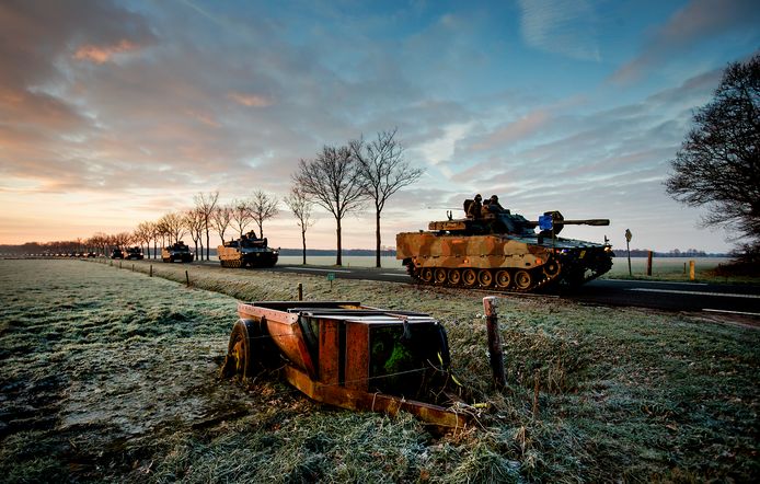 Militairen moeten een vrije dag opnemen om maandag bij het pensioenprotest aanwezig te zijn, tot woede van de vakbonden.