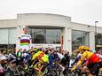 Reus Jempi was samen met heel wat wielerfans getuige van het startschot van de 77e editie van Dwars door Vlaanderen.