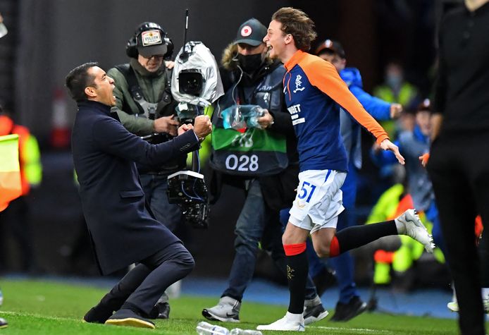 Giovanni van Bronckhorst viert de plek in de Europa League-finale.