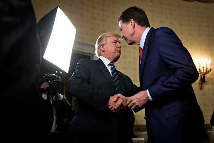 Donald Trump schudt James Comey, toen nog FBI-directeur, de hand begin januari vorig jaar.