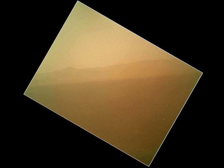 De eerste kleurenfoto van Mars, gemaakt door Curiosity. Beeld Nasa