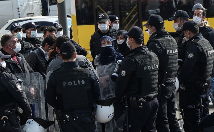 Aanhangers van de pro-Koerdische oppositiepartij HDP worden omsingeld door oproerpolitie terwijl ze naar een demonstratie proberen te gaan in de Turkse stad Diyarbakir.