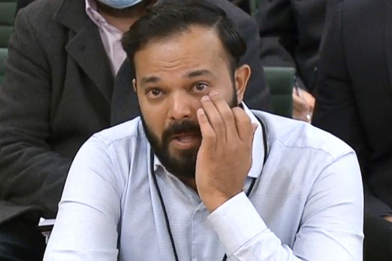 Azeem Rafiq vecht tijdens zijn verklaring voor Britse parlementariërs tegen de tranen. Beeld AFP