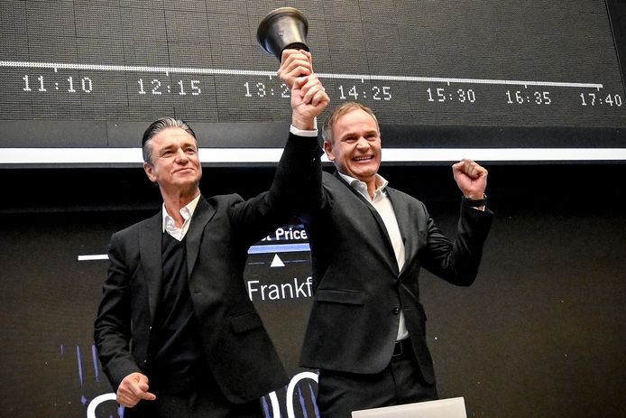 Porsche-CEO Oliver Blume (R) en CFO Lutz Menschke (L) luidden vorige week donderdag de openingsbel tijdens de beursintroductie van de Duitse autofabrikant op de beurs van Frankfurt.