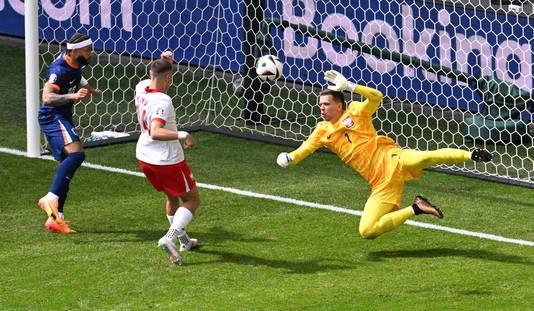 El portero Wojciech Szczesny fue un gran obstáculo para la selección holandesa y el mejor jugador de Polonia.
