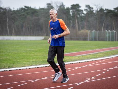 Het jaar sportief beginnen? Hardlooptrainer Jan Tijhuis geeft tips: ‘Luister naar je lichaam, niet naar de beat van de muziek’ 