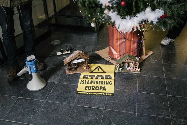  Voorpost voert actie in Holsbeek tegen het weghalen van de kerststal. 