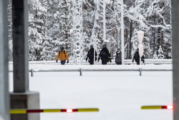 Просители убежища на пограничном переходе Раджа-Джузеппе на севере Финляндии.