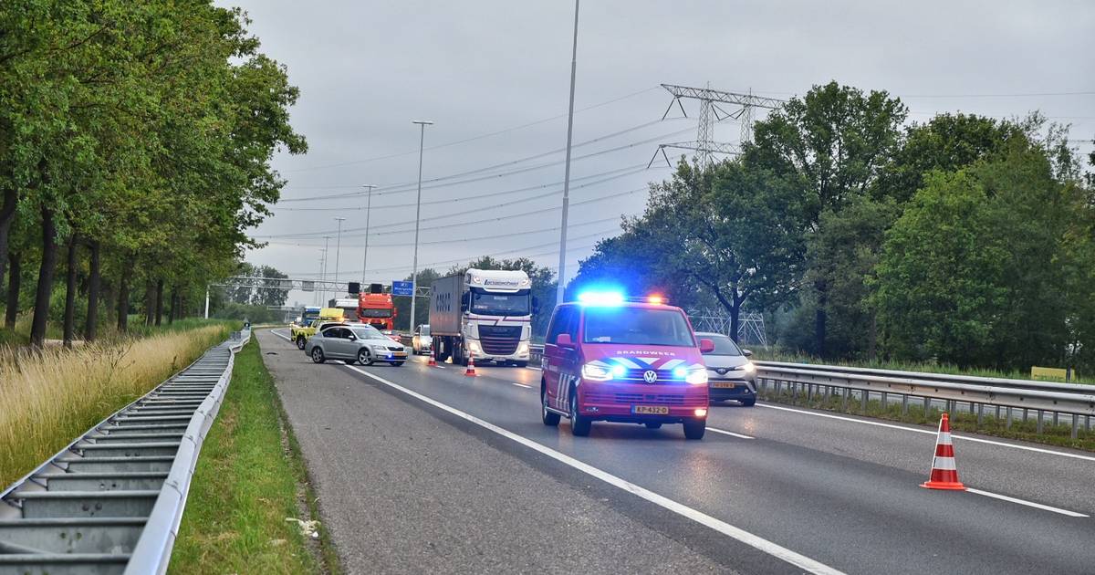 Busje belandt op zijn kant door ongeluk met auto op A58 bij Moergestel.