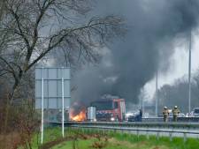 Auto vliegt in brand op de A73, lange file bij Cuijk
