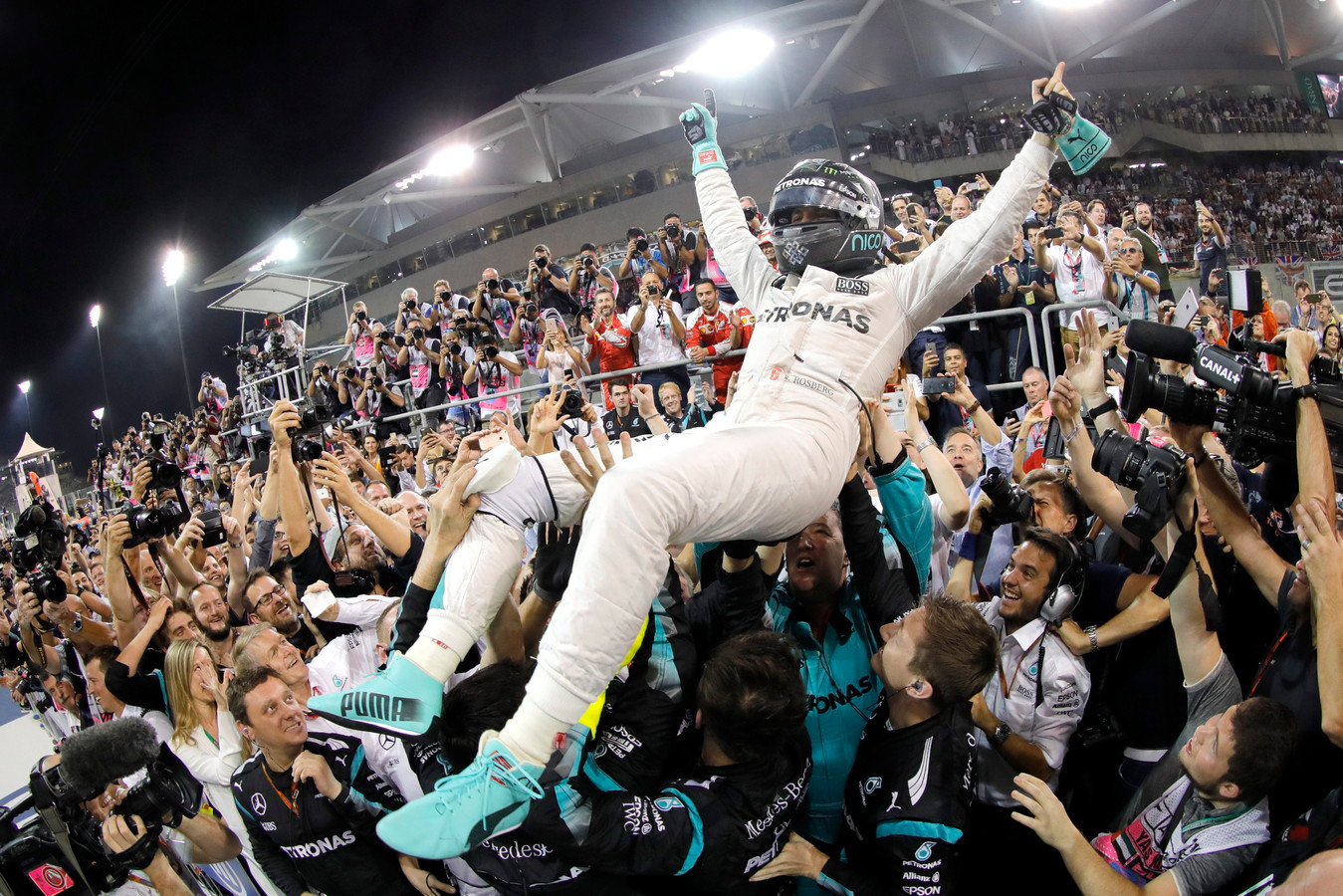 Vader Lewis Hamilton waarschuwt nieuwe teammaat van zijn zoon Foto