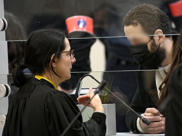 Advocate Delphine Paci overlegt met haar cliënt Salah Abdeslam vorige week.