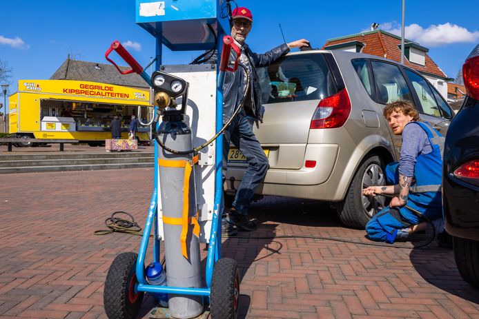 Op het Dorpsplein in Waspik konden mensen zaterdag de bandenspanning van hun auto laten meten. Een goede bandenspanning zorgt voor zuiniger en veiliger rijden. Roland Broos meet de banden van de auto van Kees.