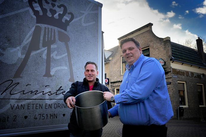 Remco van den Heuvel (r) met chef-kok Pascal Vogelaars. Zijn idee om in de aanloop naar de verkiezingen een politiek diner te houden valt bij fusiepartij PvdA/GroenLinks niet in goede aarde. Zij doen niet mee.