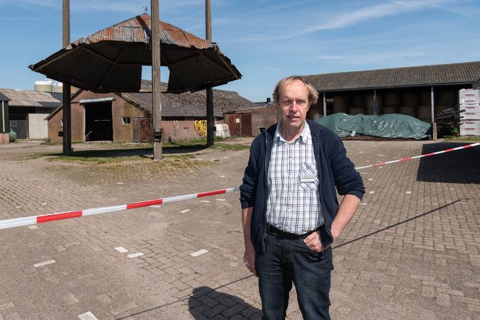 Jaap van Deelen (59) maakte in 2003 een ruiming mee. Tot nu toe is de biologische pluimveehouder de dans ontsprongen. Op de achtergrond de steeds groter wordende stapel kippenmest. Dat mag niet worden afgevoerd.