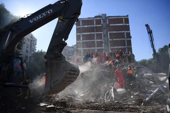Reddingswerkers ruimen puin na de aardbeving, Izmir.