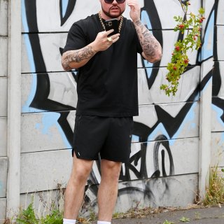 Wie is Ibiza Final Boss? De nieuwste microcelebrity met Lego-kapsel, eerste single en – uiteraard – eigen kledinglijn