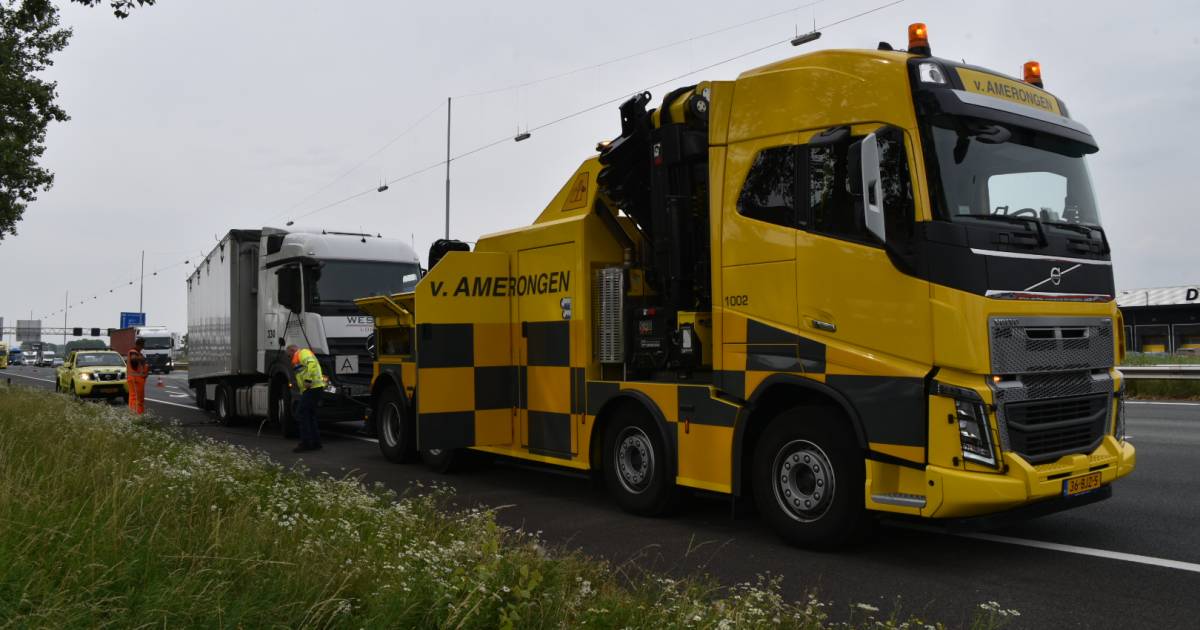 Lange files op snelwegen rond Arnhem na ongeval en gestrande vrachtwagen.