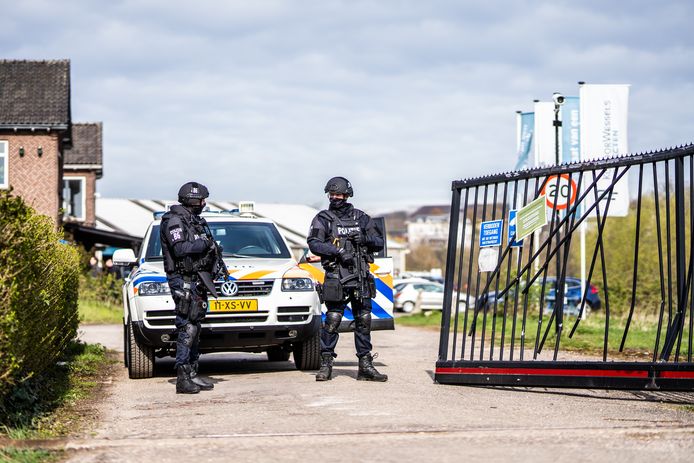 Het megadrugslab op het terrein van projectontwikkelaar KWP aan de Rijn in Arnhem werd na de vondst stevig bewaakt.