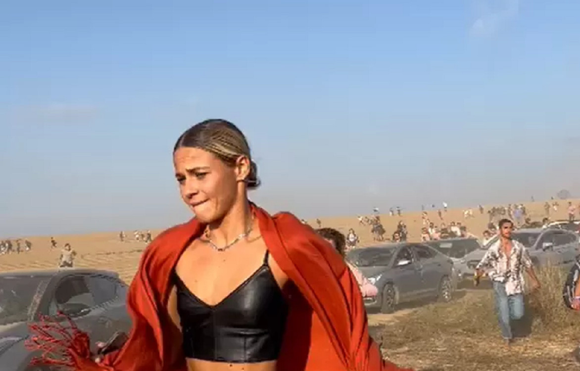 vrouw-met-rode-sjaal-van-iconisch-beeld-hamas-aanval-voel-me-schuldig