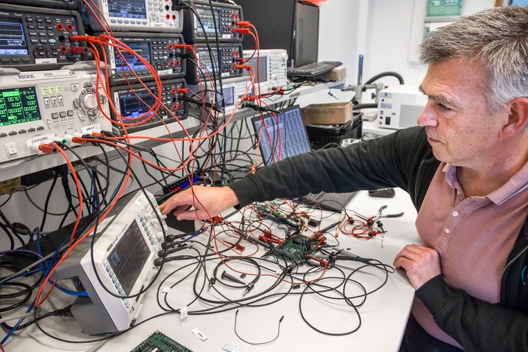 Nowi in Delft ontwikkelt chips die geen batterij nodig hebben, maar hun energie uit de warmte, het licht of zelfs radiogolven in de omgeving halen. Beeld Arie Kievit voor de Volkskrant
