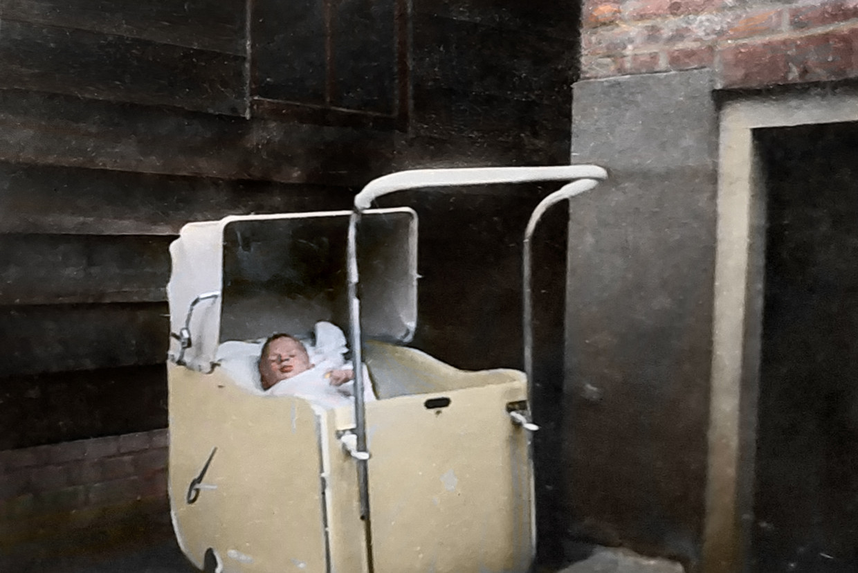 Ineke Admiraal ligt als baby bovenop de illegale Trouw. Haar moeder bracht de krant rond in Genemuiden, verborgen onder het matrasje van de kinderwagen. 

