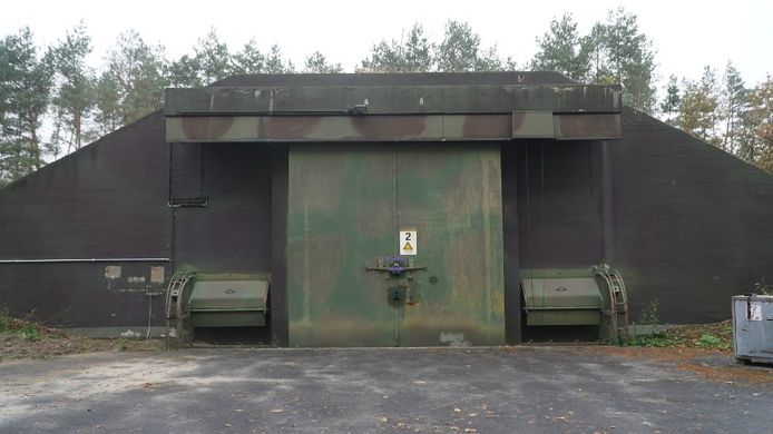 In de grensgebieden bevinden zich oude NAVO-munitiebunkers, die momenteel in gebruik zijn als opslag voor onder meer vuurwerk.