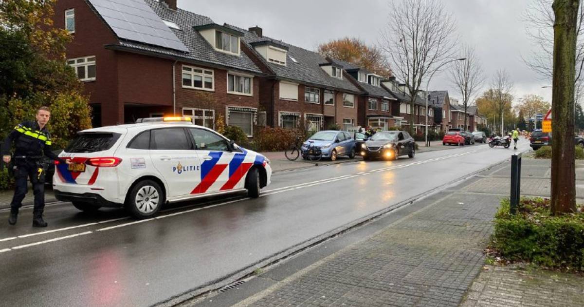 Fietser gewond na aanrijding met auto in Hengelo, slachtoffer met spoed naar ziekenhuis.