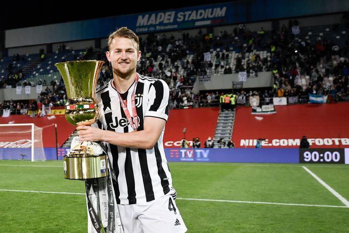 Matthijs de Ligt poseert met de Coppa Italia.