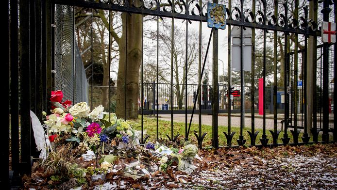 Bloemen bij de Van Oudheusdenkazerne in de Nederlandse gemeente Hilversum, waar de teamleider werkzaam is. In de kazerne worden de lichamen van de ramp geïdentificeerd.