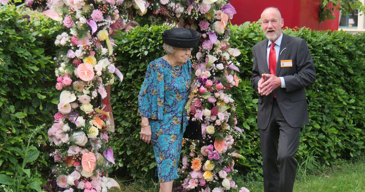 Prinses Beatrix bezoekt kleurrijk tuinfestival in Laag Zuthem: ‘Hoop dat mijn bloemen in paleis kome