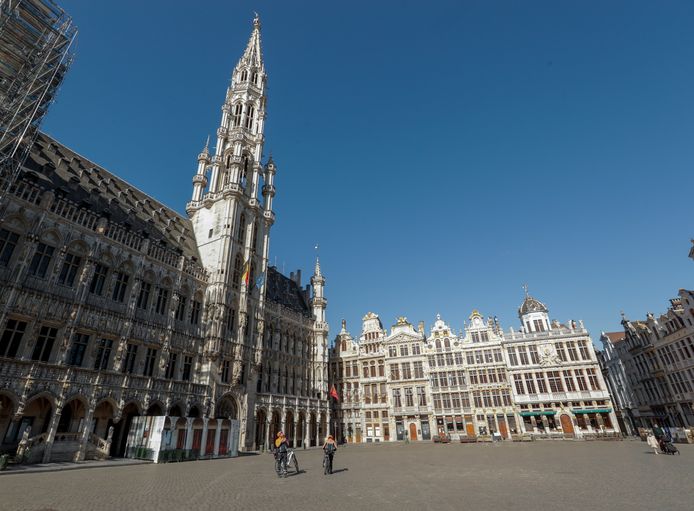 Een lege Grote Mark in Brussel. Het aantal recreatieve verplaatsingen in ons land is met 84 procent teruggevallen.
