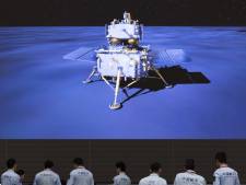 Chinees ruimtevaartuig van achterkant maan op weg terug naar aarde