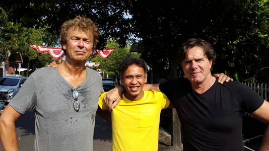 Derk Bolt (links) en Eugenio Follender (rechts) waren er vorig jaar bij toen Jeroen Schuurman uit Hengelo zijn biologische moeder terug vond in Indonesië.