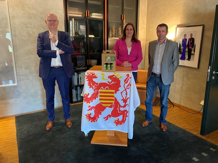 Cindy Schoenaerts en Luc Savoné (hier op foto met de gouverneur van Limburg) vielen in de prijzen.