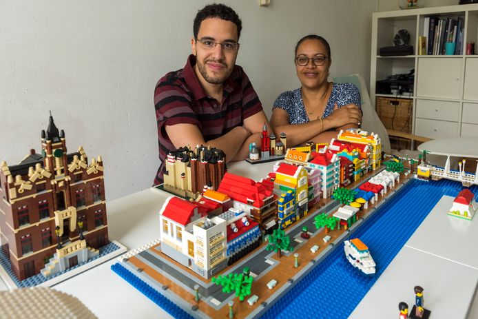 Kevin van Wijnsberge en zijn moeder Roxanne tonen trots de Handelskade in Curaçao gebouwd met  4.625 Lego-steentjes.