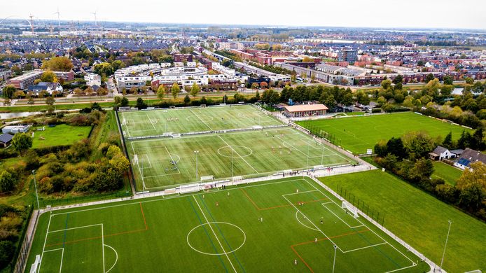 Te weinig velden, overvolle kleedkamers: voetbalclubs Nijmegen-Noord in ...