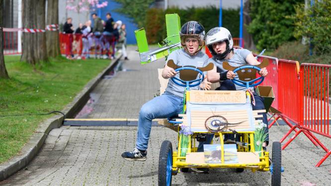 Studenten amuseren zich tijdens jaarlijkse gocartrace