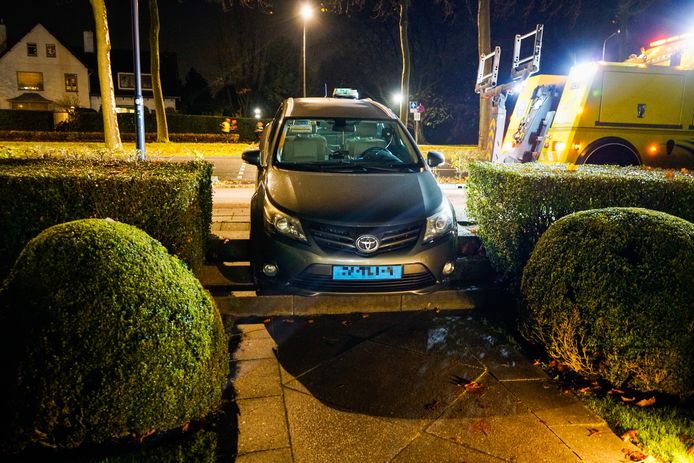 Een taxichauffeur zette maandagavond klanten af bij Villa Augustus in Dordrecht, maar kwam vast te zitten op het trappetje.