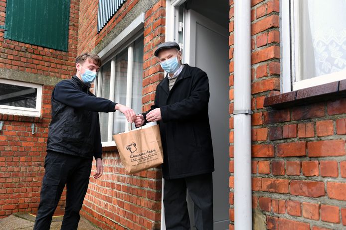 Geen seniorenfeest, dus levert de gemeente samen met Traiteur André Claessens 232 feestelijke maaltijden aan huis.