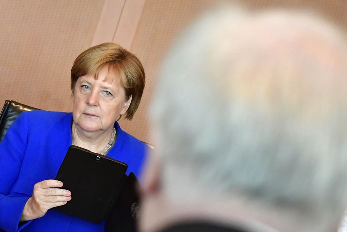 Bondskanselier Angela Merkel (l) en Horst Seehofer (r).