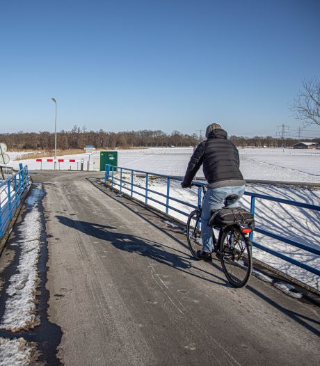 Op deze brug in Zwolle is het nooit glad. Tenminste, dat was de bedoeling van proef met asfaltverwarming