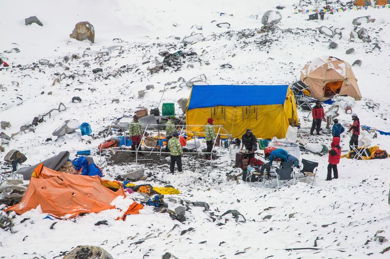 Bergbeklimmers op de Mount Everest, net na de aardbeving. Beeld ap