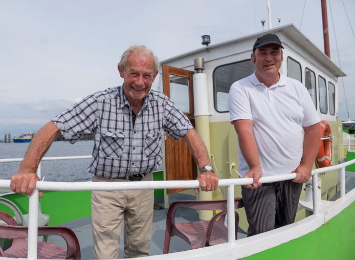 Eric Moerland (r) en vader Kees op het pontje in 2017. Deze zomer varen ze niet meer tussen Anna Jacobapolder en Zijpe.