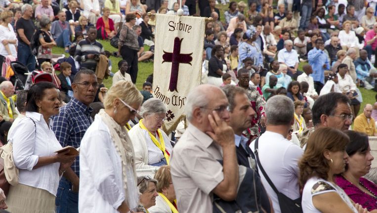 Gelovigen bijeen in het Franse Lourdes. Beeld 